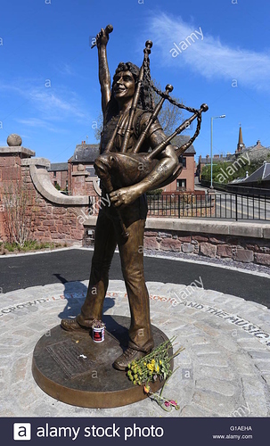 life-sized-statue-of-acdc-singer-bon-scott-in-kirriemuir-scotland-G1AEHA