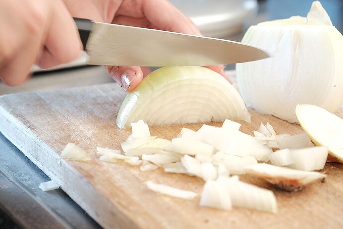 cutting-onions-86f5b6302735415bbdada109e86cf561-1864823243