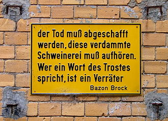 330px-Bazon_Brock_-Der_Tod_muss_abgeschafft_werden-_Prägeschild_in_Berlin_Hackesche_Höfe