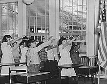 220px-Students_pledging_allegiance_to_the_American_flag_with_the_Bellamy_salute